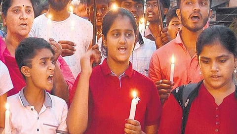 ಮಧು ಮೇಲಿನ ಅತ್ಯಾಚಾರ ಹಾಗೂ ಕೊಲೆಯನ್ನು ಖಂಡಿಸಿ ವಿದ್ಯಾರ್ಥಿ ಸಂಘಟನೆ ಪ್ರತಿಭಟನೆ