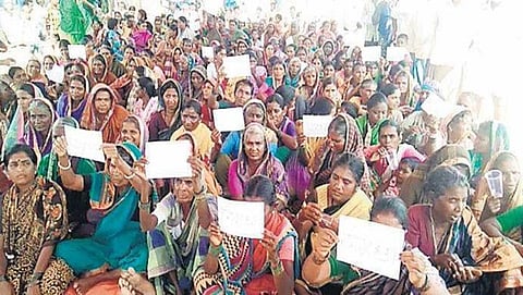 ರಾಯಚೂರು ಮಹಿಳೆಯರಿಂದ 'ನೋಟಾ'ಗೆ ಮತ ಚಲಾವಣೆ