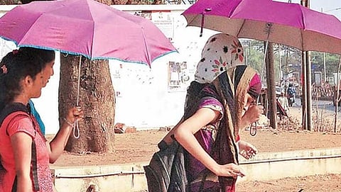 ಹುಬ್ಬಳ್ಳಿಯಲ್ಲಿ ಬಿಸಿಲಿನಿಂದ ರಕ್ಷಣೆ ಪಡೆಯಲು ಛತ್ರಿಯ ಮೊರೆ ಹೋದ ಯುವತಿಯರು