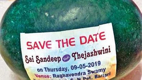 ಕಲ್ಲಂಗಡಿ ಹಣ್ಣು ಬಳಸಿ ಂಆಡಿದ ಆಹ್ವಾನ ಪತ್ರಿಕೆ