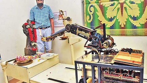 1987 ರಿಂದಲೂ ಆರತಿ, ಪೂಜೆ ಮಾಡುತ್ತಿರುವ ರೋಬೋಟ್!: ರೊಬೋಟಿಕ್ಸ್ ಶಬ್ದ ಹೊಸದಾಗಿದ್ದಾಗ ತಯಾರಾಗಿದ್ದ ಯಂತ್ರ!