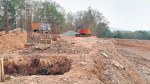 ನಿರ್ಮಾಣ ಚಟುವಟಿಕೆಯಲ್ಲಿ ನಿರತವಾಗಿದ್ದ ಸಂದರ್ಭ