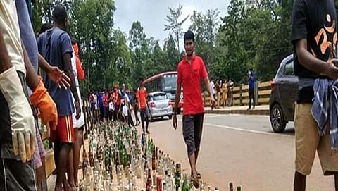 ಮದ್ಯದ ಬಾಟಲಿಗಳನ್ನು ಪ್ರದರ್ಶನಕ್ಕಿಟ್ಟಿರುವುದು