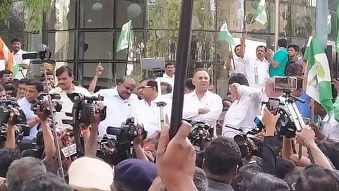 ಐ.ಟಿ ಇಲಾಖೆ  ಎಂದುರು ಪ್ರತಿ ಭಟನೆಯಲ್ಲಿ ಪಾಲ್ಗೊಂಡಿದ್ದ ಸಮ್ಮಿಶ್ರ ಸರ್ಕಾರದ ಪ್ರತಿನಿಧಿಗಳು(ಸಂಗ್ರಹ ಚಿತ್ರ)