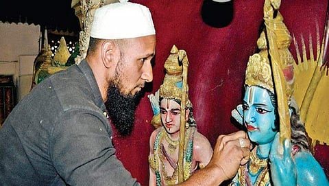 ಸದ್ದಾಂ ಹುಸೇನ್ ಸೋಮವಾರ ರಾಜಾಜಿನಗರದಲ್ಲಿರುವ ರಾಮ ಮಂದಿರದಲ್ಲಿ ವಿಗ್ರಹಗಳನ್ನು ಸ್ವಚ್ಛಗೊಳಿಸುತ್ತಿರುವುದು