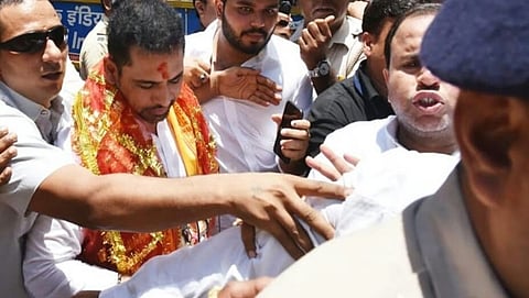 ಮುಂಬೈ: ದೇವಾಲಯಕ್ಕೆ ಭೇಟಿ ನೀಡಿದ ರಾಬಾರ್ಟ್ ವಾದ್ರಾಗೆ ಮೋದಿ ಮೋದಿ ಘೋಷಣೆಗೆ ಸ್ವಾಗತ