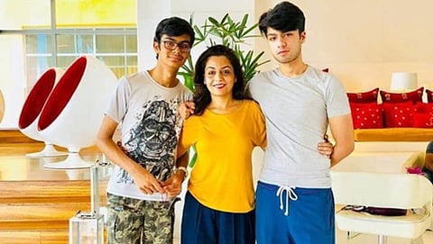 ತನ್ನಿಬ್ಬರು ಮಕ್ಕಳೊಂದಿಗೆ ವಂದನಾ ಕಟೋಚ್
