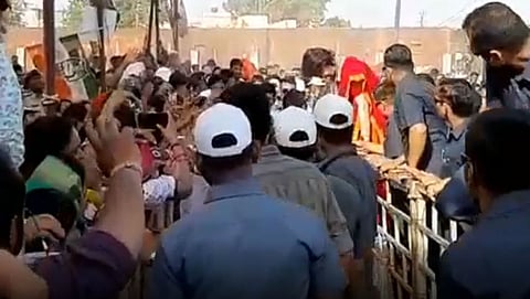 ಬ್ಯಾರಿಕೇಡ್ ಹತ್ತಿದ ಪ್ರಿಯಾಂಕಾ ಗಾಂಧಿ ವಾದ್ರಾ