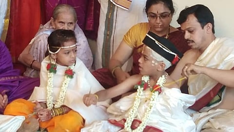ಮಕ್ಕಳ ಬ್ರಹ್ಮೋಪದೇಶ ಕಾರ್ಯಕ್ರಮದಲ್ಲಿ ದಂಪತಿ