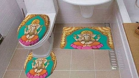 ಟಾಯ್ಲೆಟ್ ಮ್ಯಾಟ್ ಮೇಲೆ ಗಣೇಶ ಚಿತ್ರ