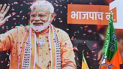 ಪ್ರಧಾನಿ ಮೋದಿ ಭಾವಚಿತ್ರಕ್ಕೆ ಪುಷ್ಪ ದಳಗಳನ್ನು ಹಾಕಿ ಗೆಲುವಿನ ಸಂಭ್ರಮದಲ್ಲಿ ಬಿಜೆಪಿ ಕಾರ್ಯಕರ್ತರು