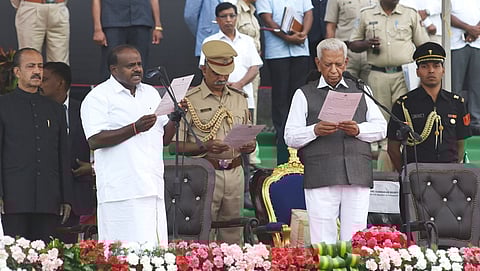 ಮುಖ್ಯಮಂತ್ರಿಯಾಗಿ ಕಳೆದ ವರ್ಷ ವಿಧಾನಸೌಧ ಮುಂದೆ ಪ್ರಮಾಣವಚನ ಸ್ವೀಕರಿಸಿದ ಹೆಚ್ ಡಿ ಕುಮಾರಸ್ವಾಮಿ