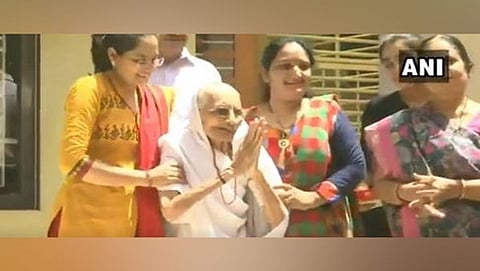 ಬಿಜೆಪಿ ಕಾರ್ಯಕರ್ತರೊಂದಿಗೆ ಪ್ರಧಾನಿ ಮೋದಿ ತಾಯಿ ಹೀರಾಬೆನ್