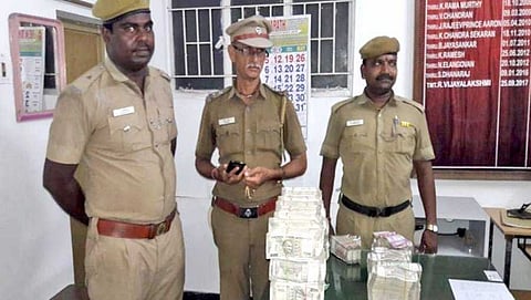 ಹಣದೊಂದಿಗೆ ಪೊಲೀಸರು