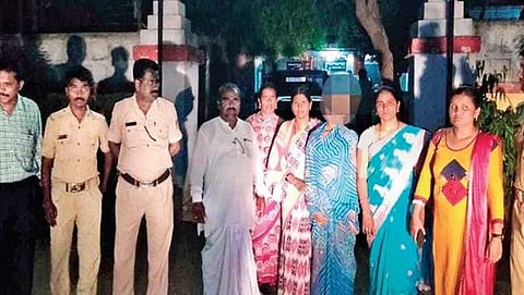 ಅಪ್ರಾಪ್ತ ಬಾಲಕಿಯ ಜೊತೆಗೆ ಪೋಷಕರು, ಅಧಿಕಾರಿಗಳು