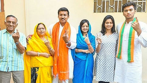 ಹಕ್ಕು ಚಲಾಯಿಸಿದ ಕೇಂದ್ರ ಸಚಿವ ರಾಜವರ್ಧನ್ ಸಿಂಗ್ ರಾಥೋರ್ ಹಾಗೂ ಕುಟುಂಬ