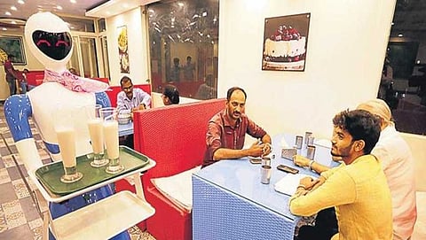 ರೆಸ್ಟೋರೆಂಟ್ ನಲ್ಲಿ ರೋಬೋಟ್ ವೈಟರ್