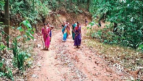 ಕುಮಟ: ಈ ಹಳ್ಳಿ ರಸ್ತೆ ಕಂಡು ಮದ್ವೆ ಸಹವಾಸವೇ ಬೇಡ ಅಂದ್ರು!