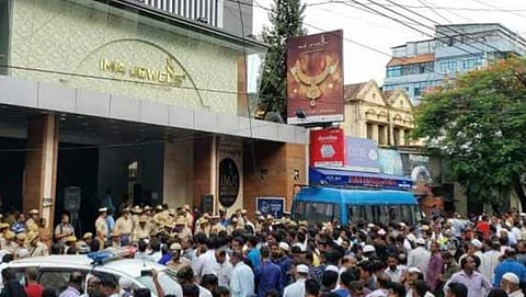 ಐಎಂಎ ಜ್ಯುವೆಲ್ಸ್ ಮುಂದೆ ಪ್ರತಿಭಟನೆ ಮಾಡುತ್ತಿರುವ ಹೂಡಿಕೆದಾರರು
