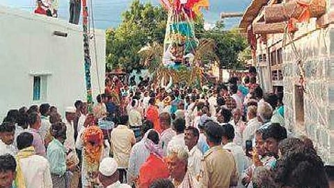 ಗದಗ: ಈ ಮಠದ ಜಾತ್ರೆಯಲ್ಲಿ ಕನ್ನಡ ಧ್ವಜಕ್ಕೇ ಅಗ್ರ ಪೂಜೆ!