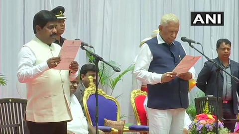 ಪಕ್ಷೇತರ ಶಾಸಕರಿಗೆ ಪ್ರತಿಜ್ಞಾ ವಿಧಿ ಬೋಧಿಸಿದ ರಾಜ್ಯಪಾಲ ವಜೂಬಾಯಿ ವಾಲಾ