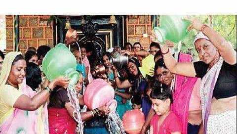 ಗದಗ ಜಿಲ್ಲೆಯ ರೋಣ ತಾಲ್ಲೂಕಿನ ಮಾರುತಿ ದೇವಸ್ಥಾನದಲ್ಲಿ ವಿಶೇಷ ಪೂಜೆಯಲ್ಲಿ ಭಾಗಿಯಾದ ಮುಸಲ್ಮಾನ ಮಹಿಳೆಯರು