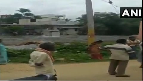 ಕಂಬಕ್ಕೆ ಮಹಿಳೆಯನ್ನು ಕಟ್ಟಿಹಾಕಿರುವುದು
