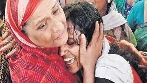 ಓಂಕಾರ್ ತಾಯಿ ರೋಧಿಸುತ್ತಿರುವ ಚಿತ್ರ