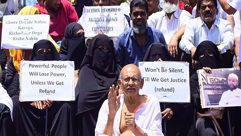 ಐಎಂಎ ವಂಚನೆಯಿಂದ ಹಣ ಕಳೆದುಕೊಂಡವರಿಂದ ಟೌನ್ ಹಾಲ್ ಮುಂದೆ ಪ್ರತಿಭಟನೆ