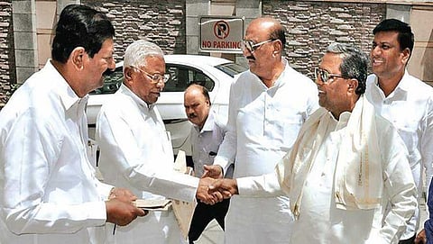 ದೆಹಲಿಯ ಕರ್ನಾಟಕ ಭವನದಲ್ಲಿ ಬಿಜೆಪಿ ಸಂಸದರಾದ ಬಿ ಎನ್ ಬಚ್ಚೇಗೌಡ ಮತ್ತು ಜಿ ಎಂ ಸಿದ್ದೇಶ್ವರ ಅವರ ಜೊತೆ ಮಾತುಕತೆಯಲ್ಲಿ ಸಿದ್ದರಾಮಯ್ಯ
