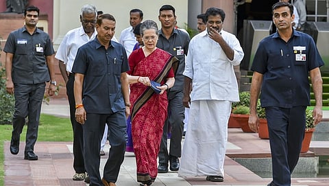 ಯುಪಿಎ ಅಧ್ಯಕ್ಷೆ ಸೋನಿಯಾ ಗಾಂಧಿ, ಸಿಪಿಐಯ ಡಿ ರಾಜಾ ಮತ್ತು ಇತರ ನಾಯಕರು ಸಭೆಗೆ ಆಗಮಿಸುತ್ತಿರುವುದು