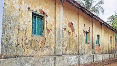 ಕಾರವಾರದ ಕೊಡಿಬಾಗ್ ನಲ್ಲಿರುವ ಶಿಥಿಲಾವಸ್ಥೆಯಲ್ಲಿರುವ ಸರ್ಕಾರಿ ಶಾಲೆಯ ಗೋಡೆ