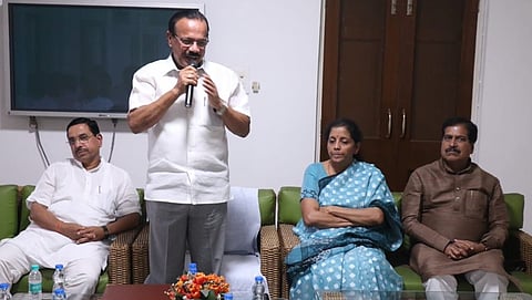 ದೆಹಲಿಯ ತಮ್ಮ ನಿವಾಸದಲ್ಲಿ ರಾಜ್ಯದ ಸಚಿವರೊಂದಿಗೆ ಡಿ ವಿ ಸದಾನಂದ ಗೌಡ