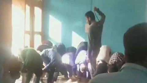 ವಿದ್ಯಾರ್ಥಿಗಳನ್ನು ಥಳಿಸುತ್ತಿರುವ ಶಿಕ್ಷಕ