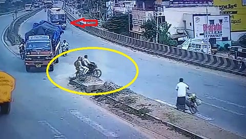 ಬೈಕ್ ನಲ್ಲಿರುವ ಶಾಲಾ ಬಾಲಕಿ ಹಾಗೂ ಬಸ್