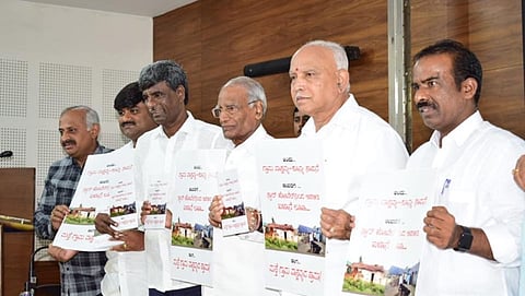ಇಂದು ಬಿಜೆಪಿ ರಾಜ್ಯ ಕಛೇರಿಯಲ್ಲಿ ಮುಖ್ಯಮಂತ್ರಿ ಹೆಚ್.ಡಿ.ಕುಮಾರಸ್ವಾಮಿ ಅವರ ಗ್ರಾಮ ವಾಸ್ತವ್ಯ - ಶೂನ್ಯ ಸಾಧನೆ ಎಂಬ ಕಿರುಹೊತ್ತಿಗೆಯನ್ನು ಬಿಡುಗಡೆಗೊಳಿಸಲಾಯಿತು.