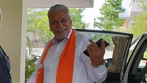 ಪಂಚಾಯತ್ ರಾಜ್, ಕೃಷಿ ಮತ್ತು ರೈತ ಕಲ್ಯಾಣ ಖಾತೆ ರಾಜ್ಯ ಸಚಿವ ಪರ್ಷೋತ್ತಮ್ ಖೋಡಭಾಯ್ ರೂಪಾಲ
