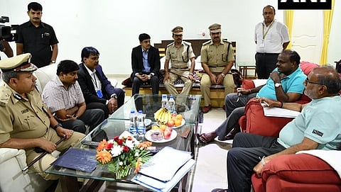 ರಾಯಚೂರಿನಲ್ಲಿ ಇಂದು ಗ್ರಾಮ ವಾಸ್ತವ್ಯಕ್ಕೆ ಮುನ್ನ ಅಧಿಕಾರಿಗಳೊಂದಿಗೆ ಸಭೆ ನಡೆಸಿದ ಸಿಎಂ ಕುಮಾರಸ್ವಾಮಿ