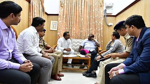 ಸಿಎಂ ಕುಮಾರಸ್ವಾಮಿ ಅವರು ಇಂದು ಕಲಬುರಗಿಯಲ್ಲಿ ಕಲಬುರಗಿ ಜಿಲ್ಲೆಯ ಅಭಿವೃದ್ಧಿಗೆ ಸಂಬಂಧಿಸಿದಂತೆ ಜಿಲ್ಲಾ ಉಸ್ತುವಾರಿ ಸಚಿವರು ಹಾಗೂ ಹಿರಿಯ ಅಧಿಕಾರಿಗಳೊಂದಿಗೆ ಚರ್ಚಿಸಿದರು.