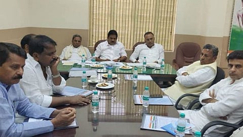ಕಾಂಗ್ರೆಸ್ ಸಭೆಯಲ್ಲಿ ಹಿರಿಯ ನಾಯಕರು