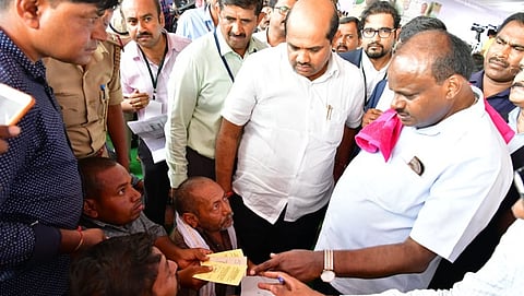 ಸಿಎಂ ಕುಮಾರಸ್ವಾಮಿ ಅವರು ಬೀದರ್ ನಲ್ಲಿ ಜನತಾ ದರ್ಶನ ನಡೆಸಿ ವಿಕಲಚೇತನರಿಗೆ ಸ್ಥಳದಲ್ಲೇ ಪರಿಹಾರ ವಿತರಿಸಿದರು.