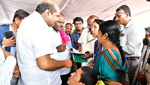 ಸಿಎಂ ಕುಮಾರಸ್ವಾಮಿ ಅವರು ಬೀದರ್ ನಲ್ಲಿ ಜನತಾ ದರ್ಶನ ನಡೆಸಿ ವಿಕಲಚೇತನರಿಗೆ ಸ್ಥಳದಲ್ಲೇ ಪರಿಹಾರ ವಿತರಿಸಿದರು.