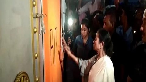 ಕಚೇರಿ ವಾರ್: ಬಿಜೆಪಿ ಕಚೇರಿಯ ಬಾಗಿಲು ಮುರಿದು ಟಿಎಂಸಿ ಚಿಹ್ನೆ ಬಿಡಿಸಿದ ಮಮತಾ ಬ್ಯಾನರ್ಜಿ