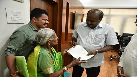 ಸಾಲುಮರದ ತಿಮ್ಮಕ್ಕನಿಂದ ಸಿಎಂ ಕುಮಾರಸ್ವಾಮಿ ಭೇಟಿ