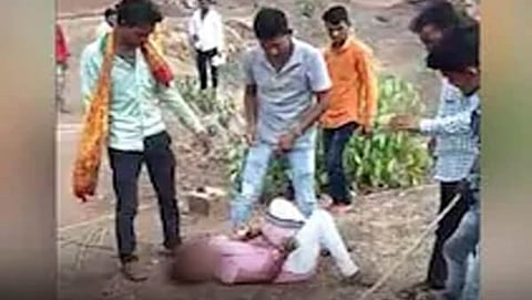 ದಲಿತ ಯುವಕನನ್ನು ಪ್ರೀತಿಸಿದ್ದಕ್ಕೆ ಬುಡಕಟ್ಟು ಯುವತಿಯನ್ನು ಮನಬಂದಂತೆ ಚಚ್ಚಿದ್ರು