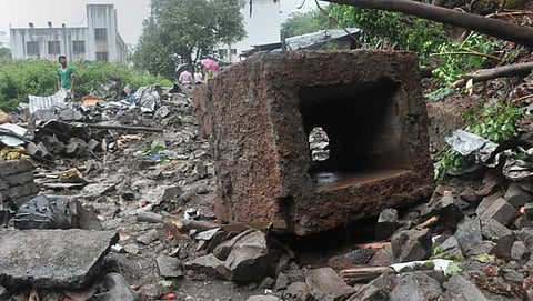 ಇಂದು ಕುಸಿದುಬಿದ್ದ ಕಾಂಪೌಂಡ್