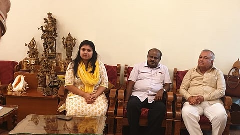 ಕಾಂಗ್ರೆಸ್ ನಾಯಕ ರಾಮಲಿಂಗಾ ರೆಡ್ಡಿ ಭೇಟಿ ಮಾಡಿದ ಹೆಚ್ ಡಿ ಕುಮಾರಸ್ವಾಮಿ , ಶಾಸಕಿ ಸೌಮ್ಯ ರೆಡ್ಡಿ ಸಹ ಉಪಸ್ಥಿತರಿದ್ದರು.