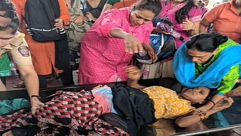 ಗರ್ಭೀಣಿ ಮಹಿಳೆಯರಿಗೆ ವೈದ್ಯರ ನೆರವಿನ ಚಿತ್ರ