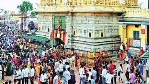 ಚಾಮುಂಡಿ ಬೆಟ್ಟದಲ್ಲಿರುವ ಚಾಮುಂಡೇಶ್ವರಿ ದೇವಸ್ಥಾನ