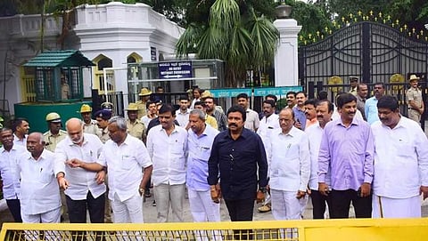 ರಾಜಭವನದ ಬಳಿ ಕಾಂಗ್ರೆಸ್-ಜೆಡಿಎಸ್ ಶಾಸಕರು